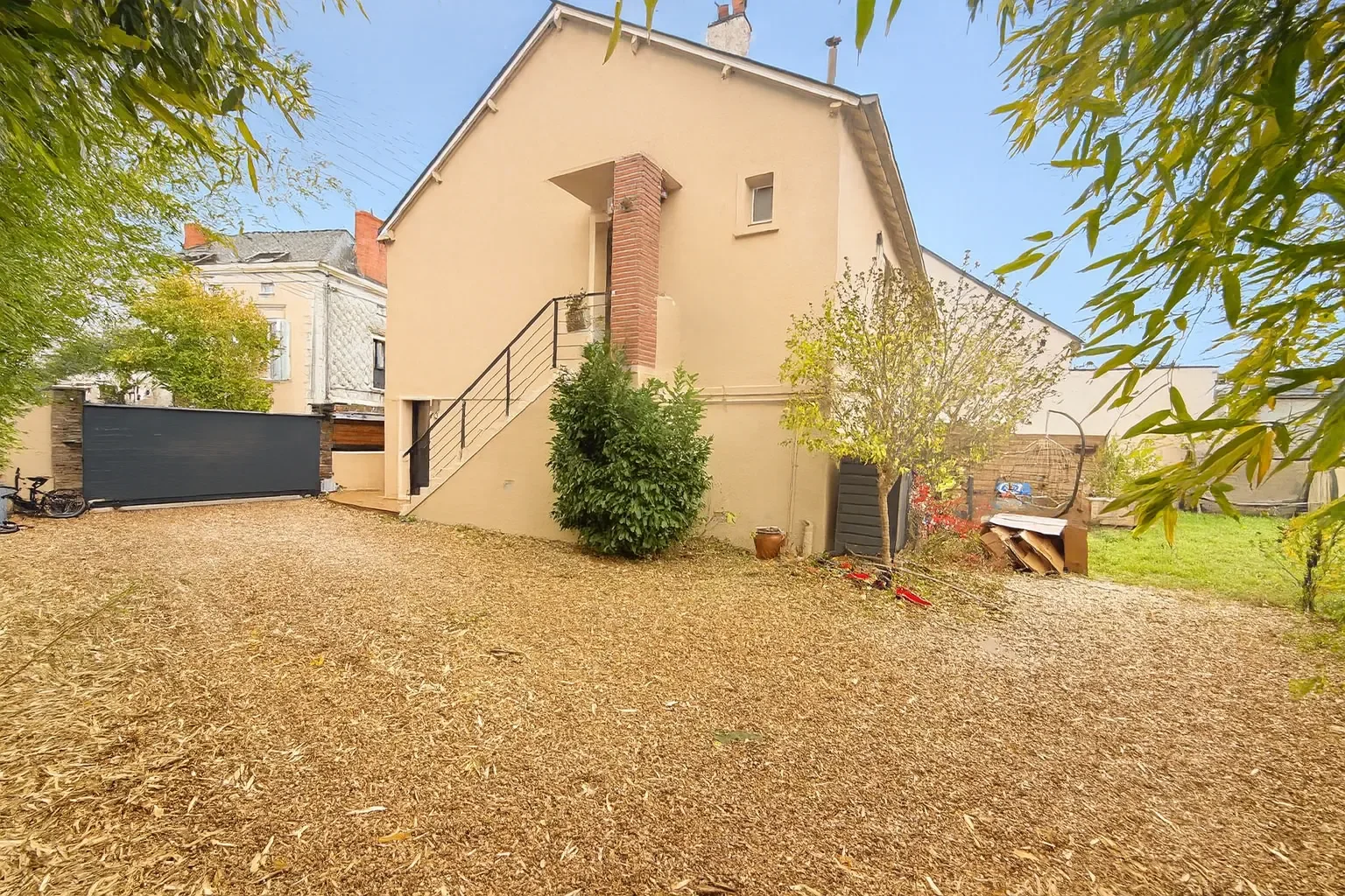 Exterior photo 1