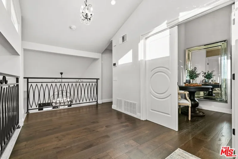 2427 Flintridge Drive, Glendale, California, United States. - Photo 32