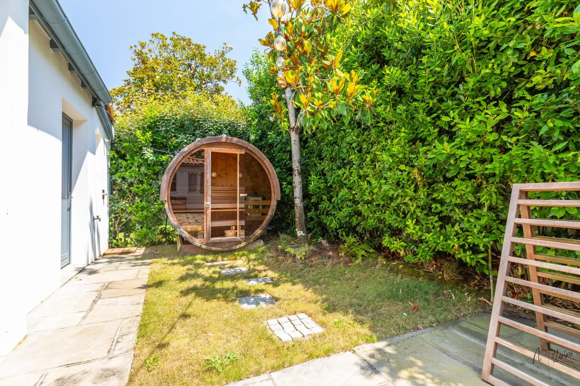 Exterior photo 4