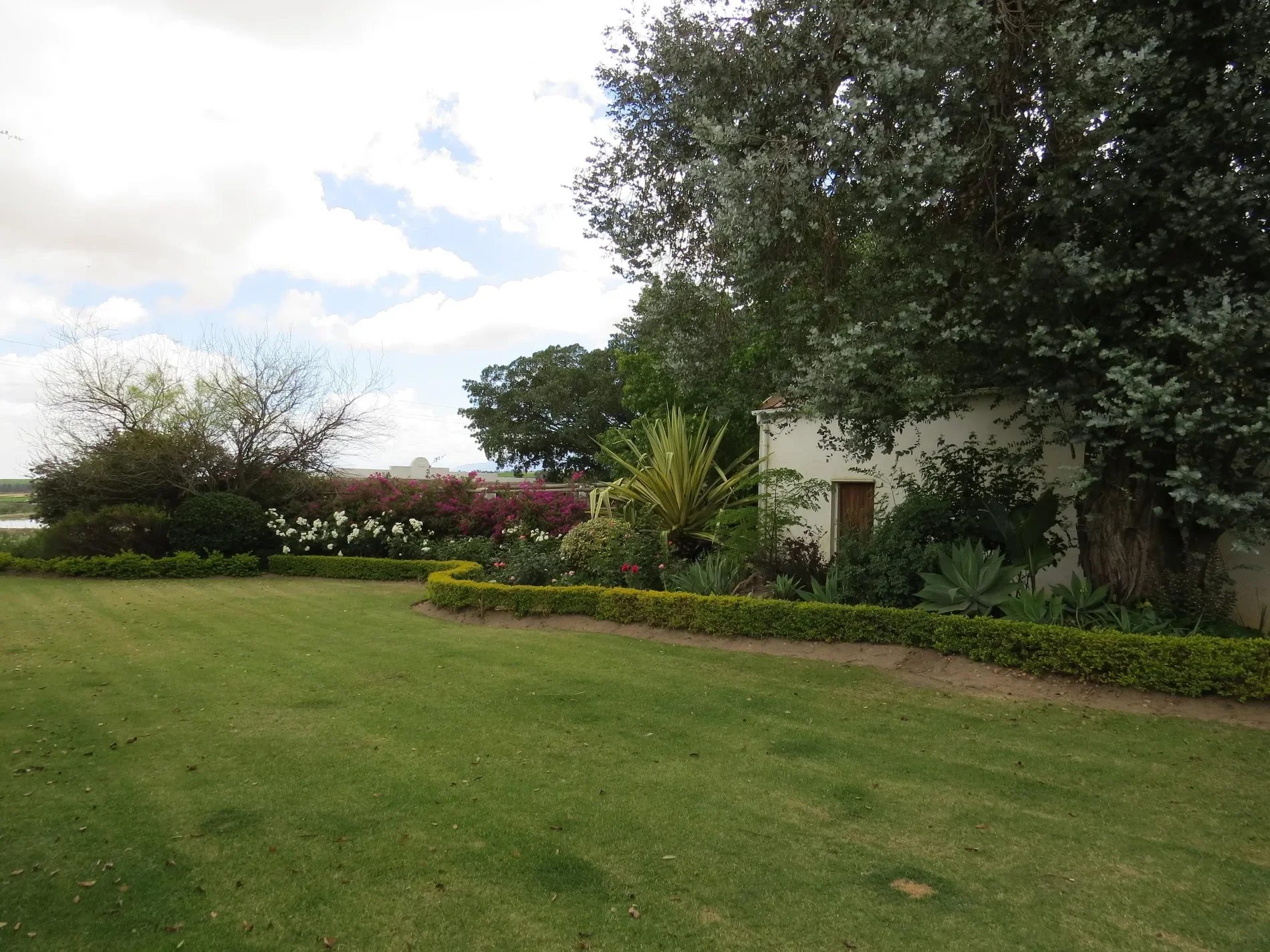 Exterior photo 4