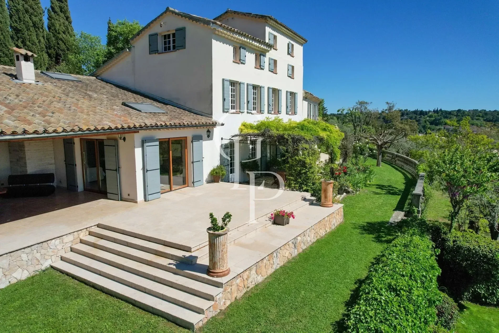 Exterior photo 4