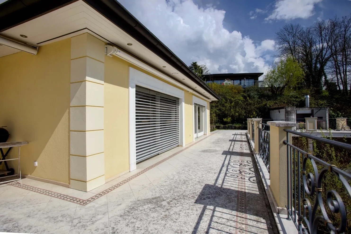 Exterior photo 5