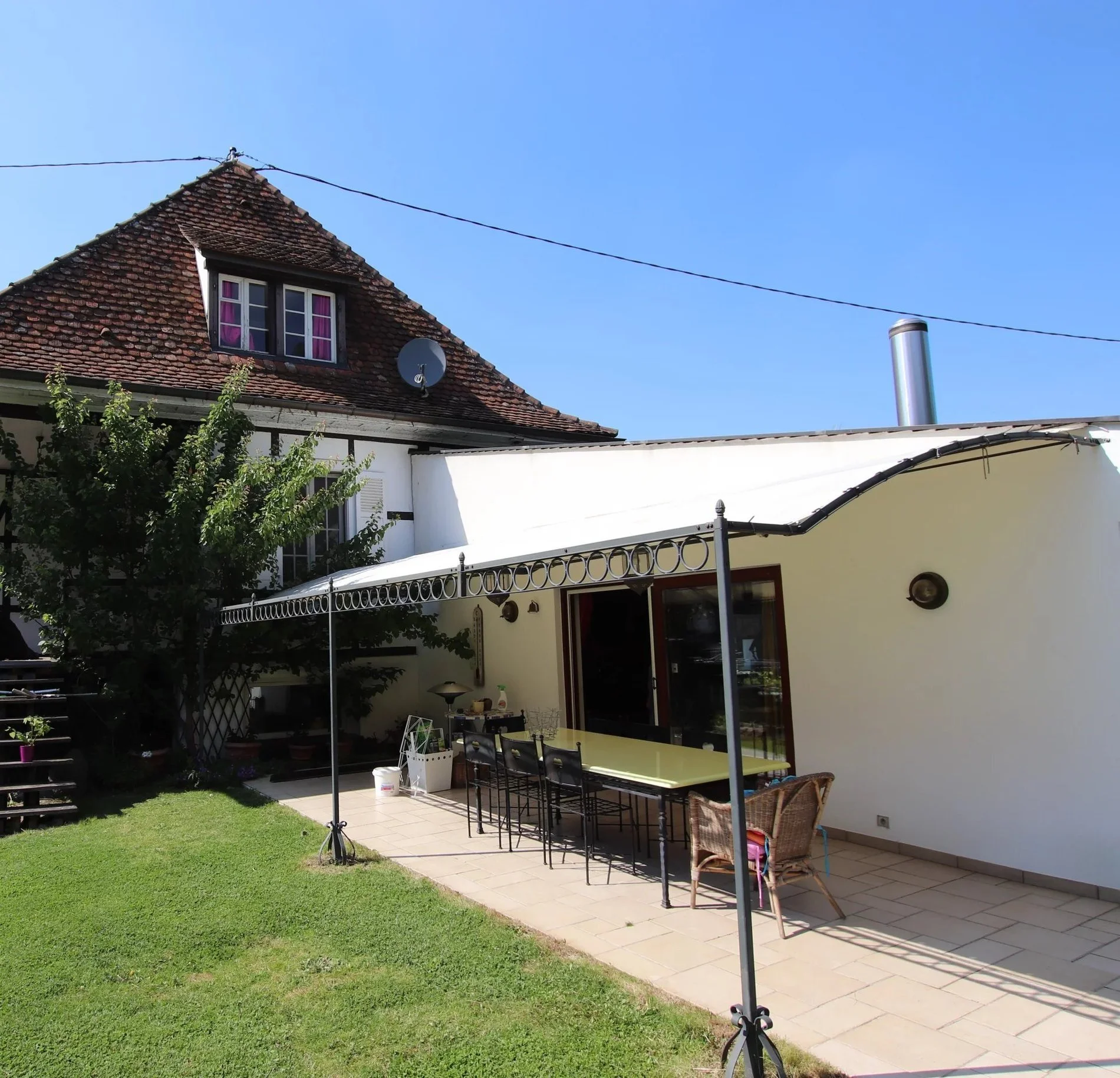 Exterior photo 2