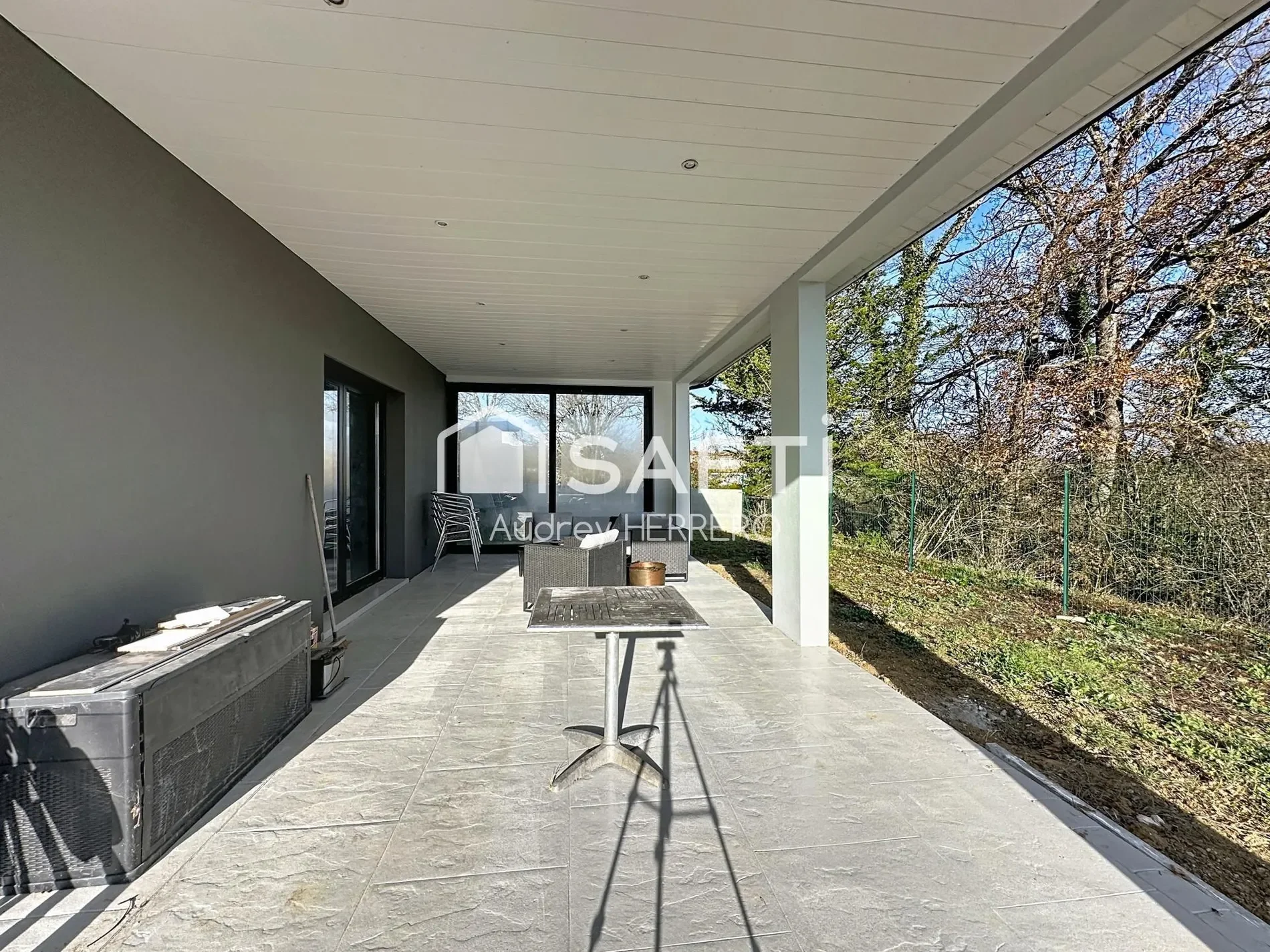 Exterior photo 3