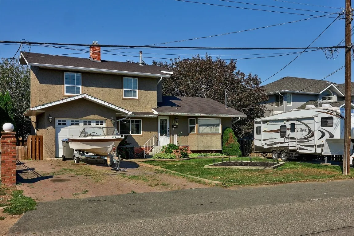 Exterior photo 2