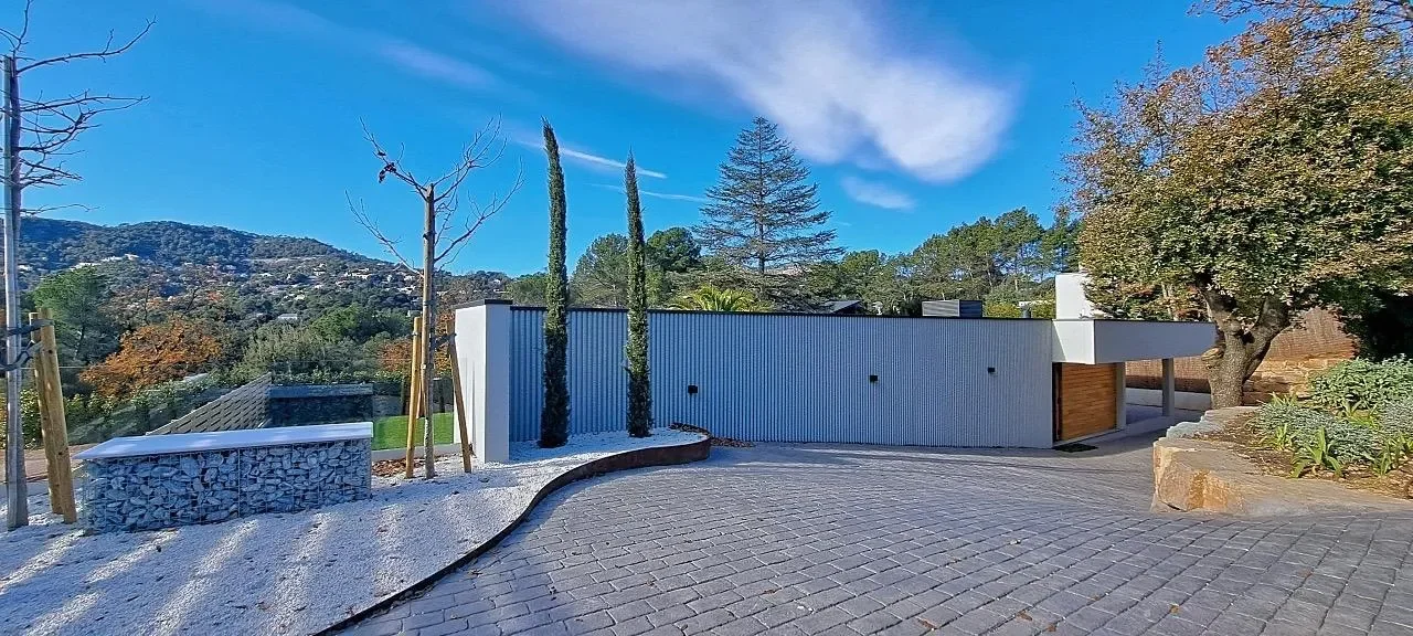 Exterior photo 2