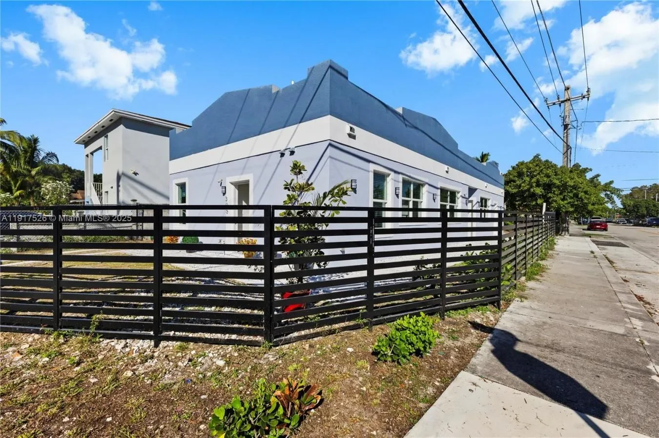 Exterior photo 6