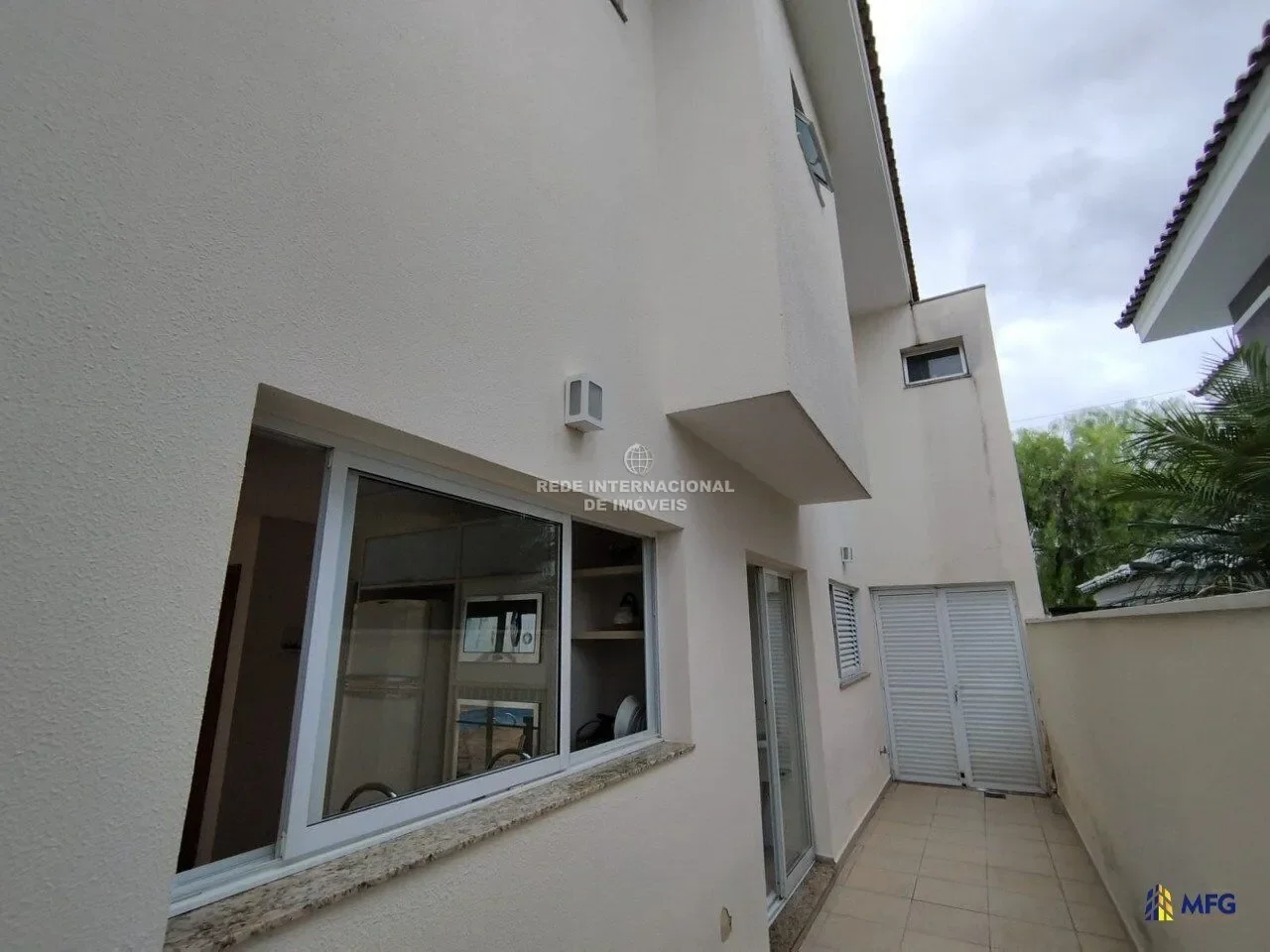 Exterior photo 7