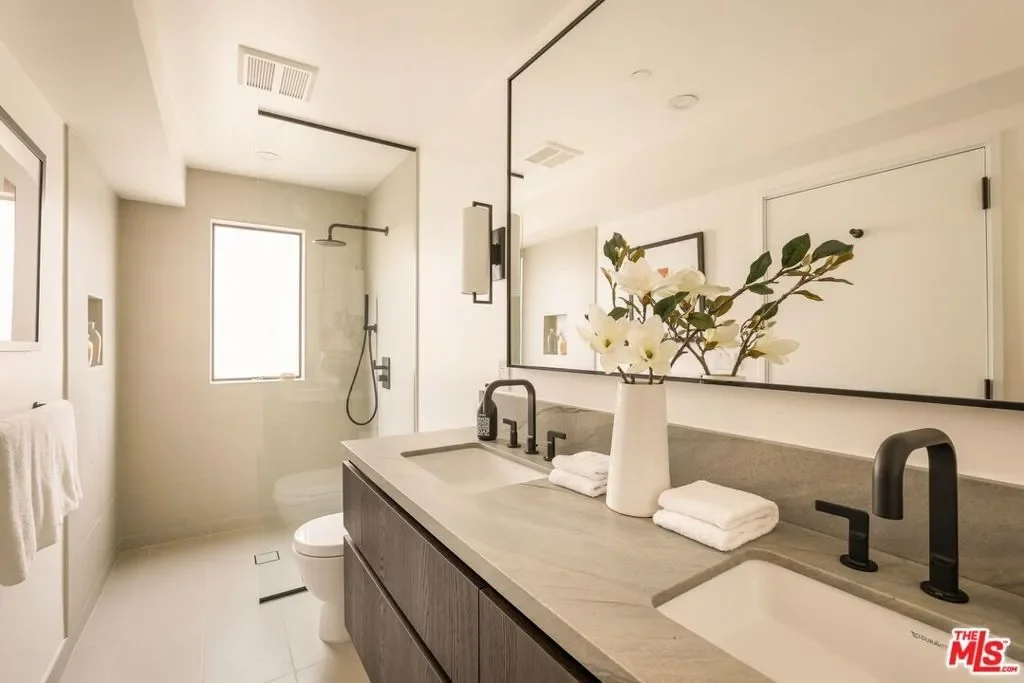 922 N West Knoll Drive, Los Angeles, California, United States. - Photo 8