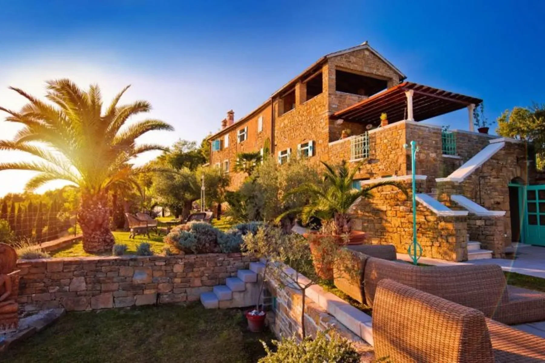 Exterior photo 4