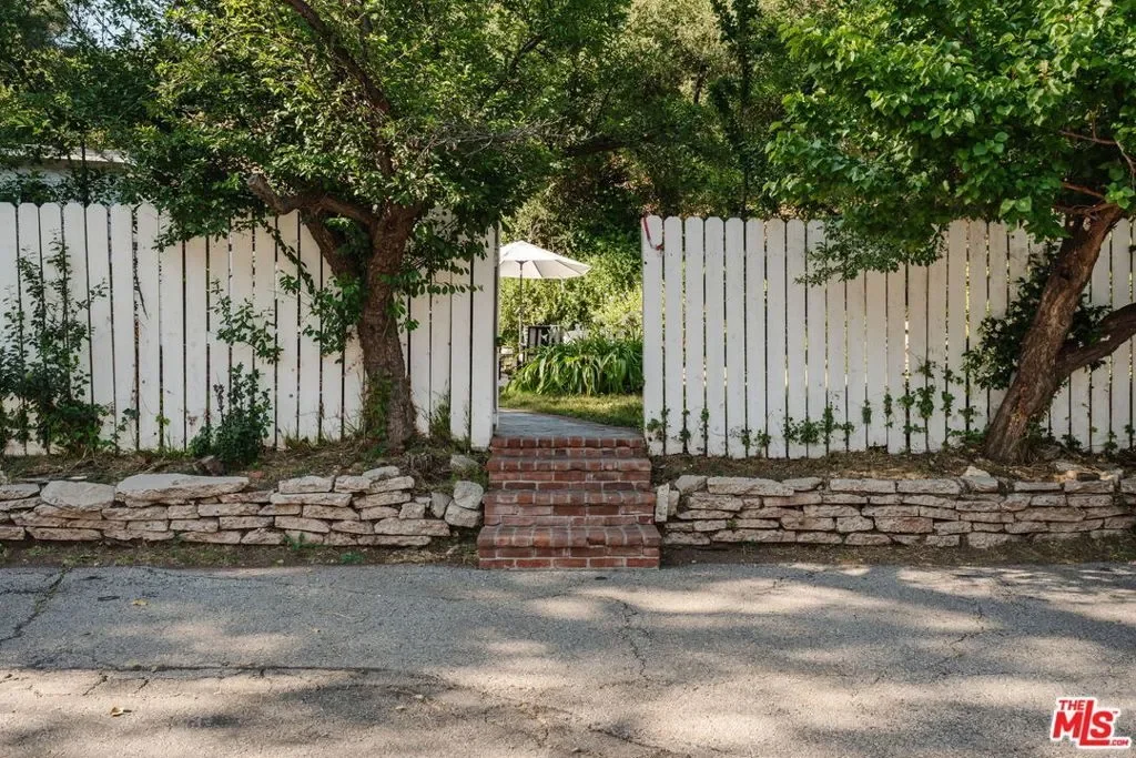 1520 Bonnell Drive, Topanga, California, United States. - Photo 2