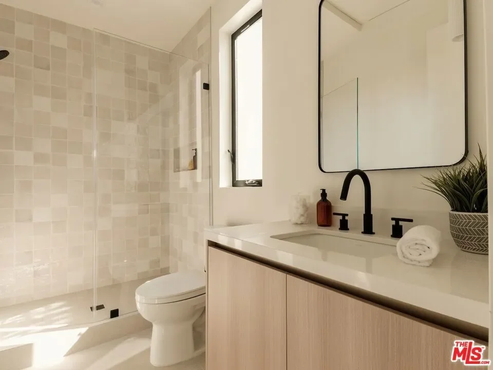 3629 Rosewood Avenue, Los Angeles, California, United States. - Photo 33
