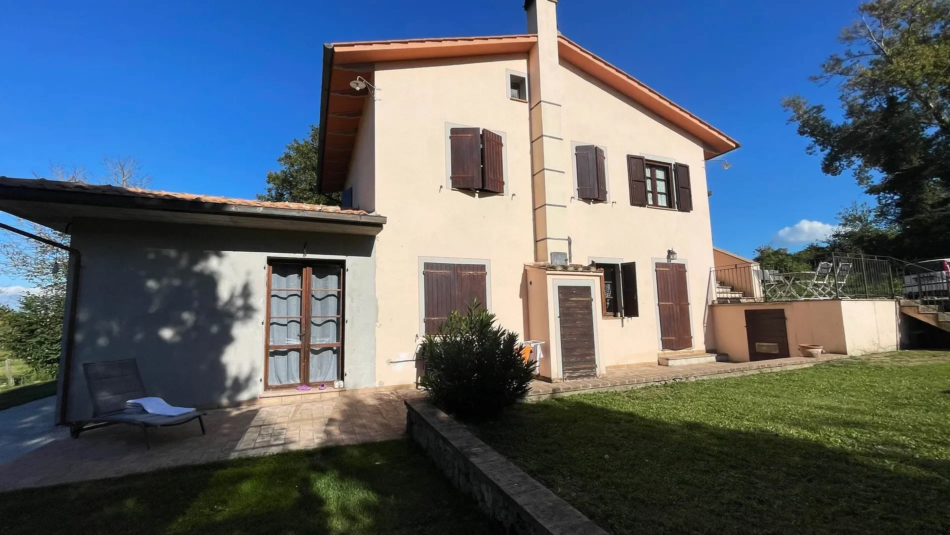 Exterior photo 12