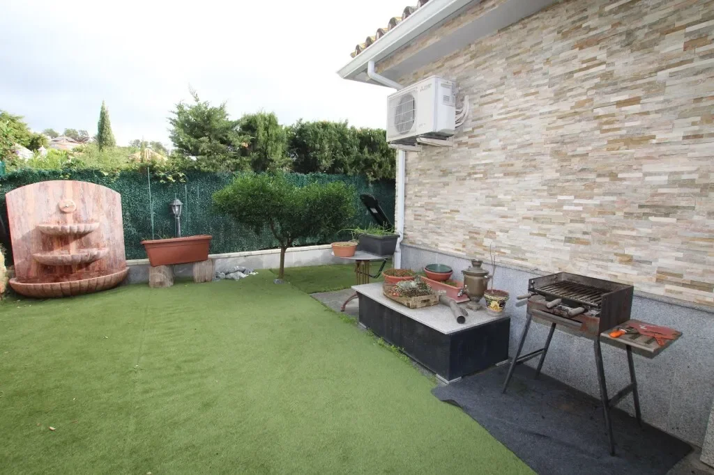 Exterior photo 2