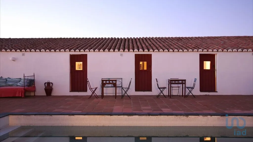 Exterior photo 6