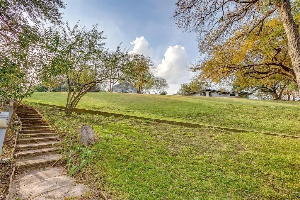 4301 Briarhaven Road, Fort Worth, Texas, United States. - Photo 32