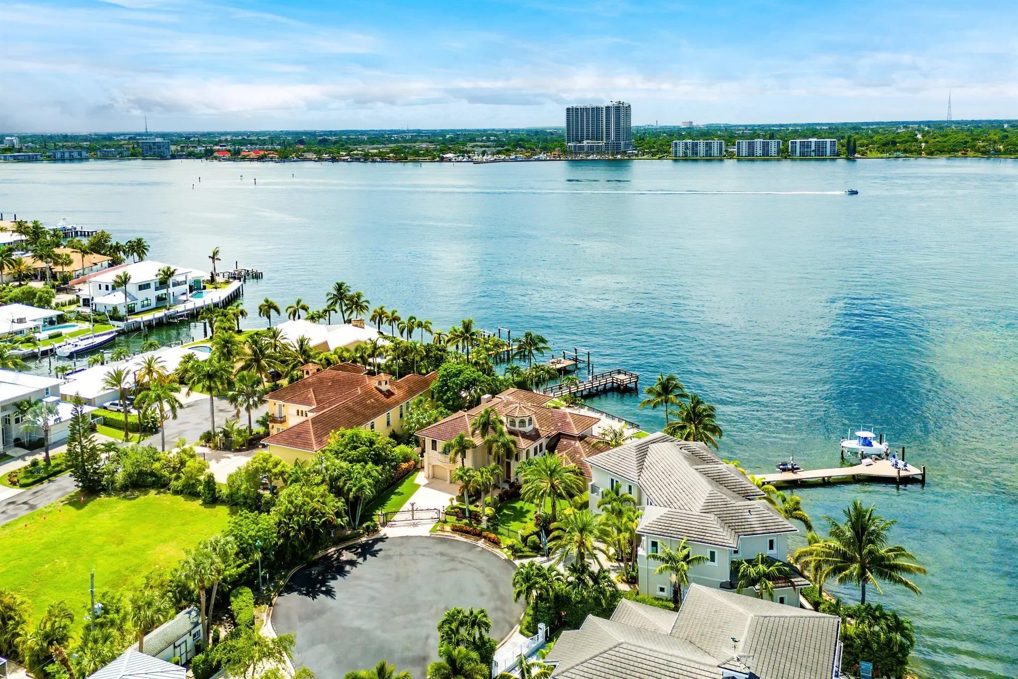 1010 Pine Point Road, Riviera Beach, Florida, United States. - Photo 2