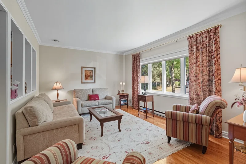 19 Av. Lazard, Mount Royal, Quebec, Canada. - Photo 11