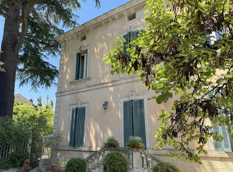A CARPENTRAS, UNE MAISON DE MAÎTRE AVEC JARDIN ET PISCINE