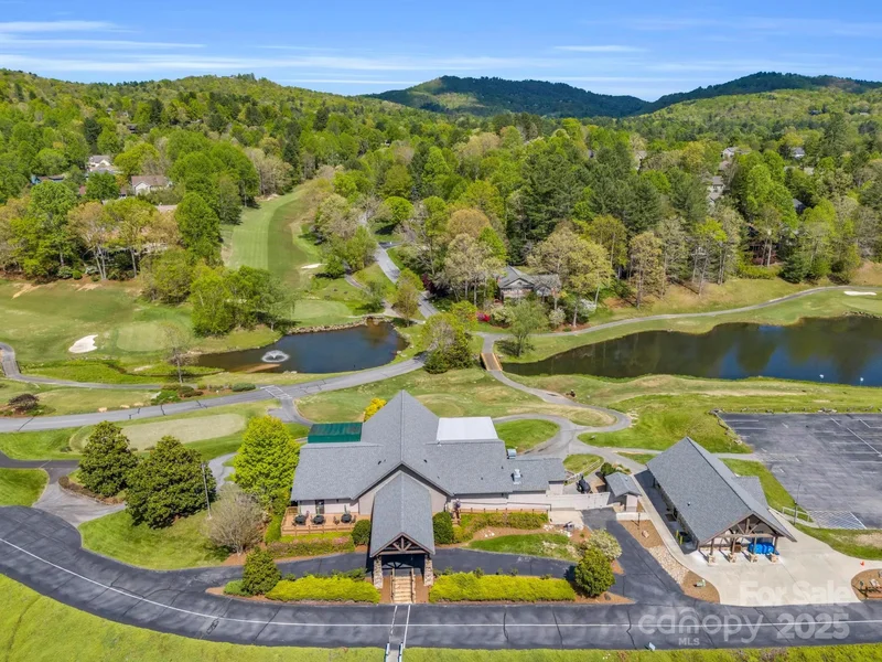 2240 E Cumming Woods Lane, Hendersonville, NC 28739, Laurel Park, North Carolina, United States. - Photo 46