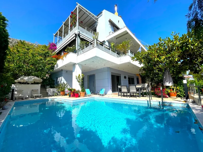 For Sale in Porto Rafti: 272 sq.m. Sea-View Residence with Pool and Independent Apartment
