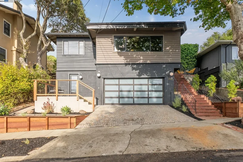 Single Family Residence in Kensington