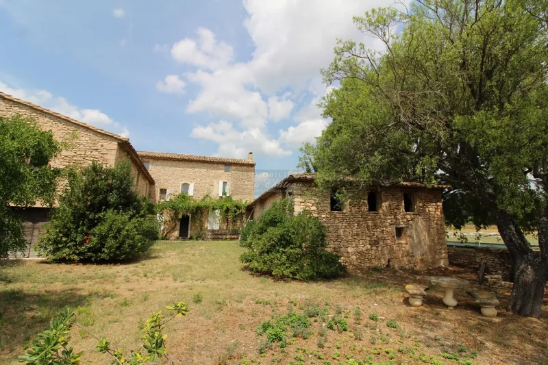For Sale: Gordes Estate, 494m² €2,350,000 with Pool in Vaucluse