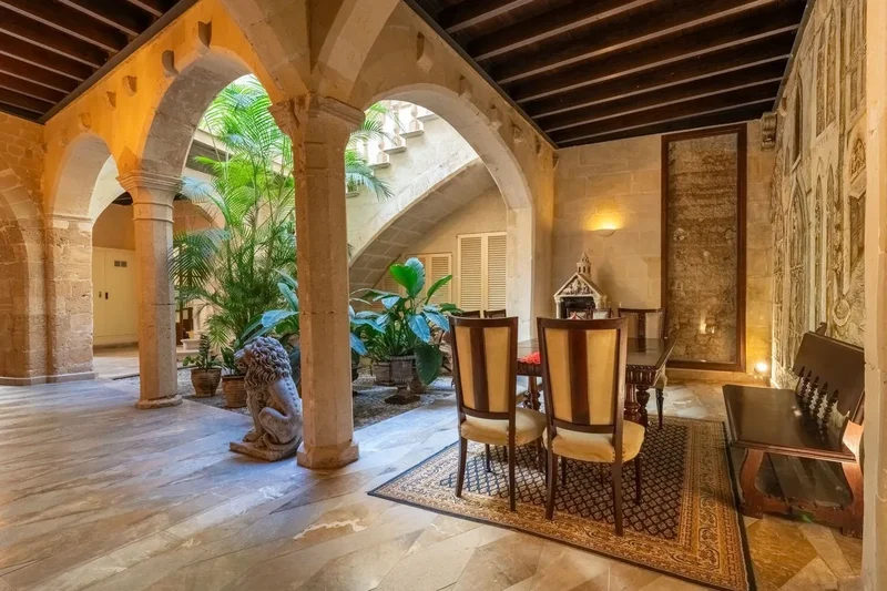 Impressive historic city palace in the centre of Palma with sauna, gym and parking