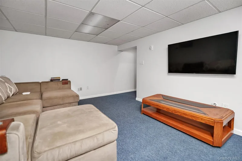 2 Christine Lane, Manorville, New York, United States. - Photo 34