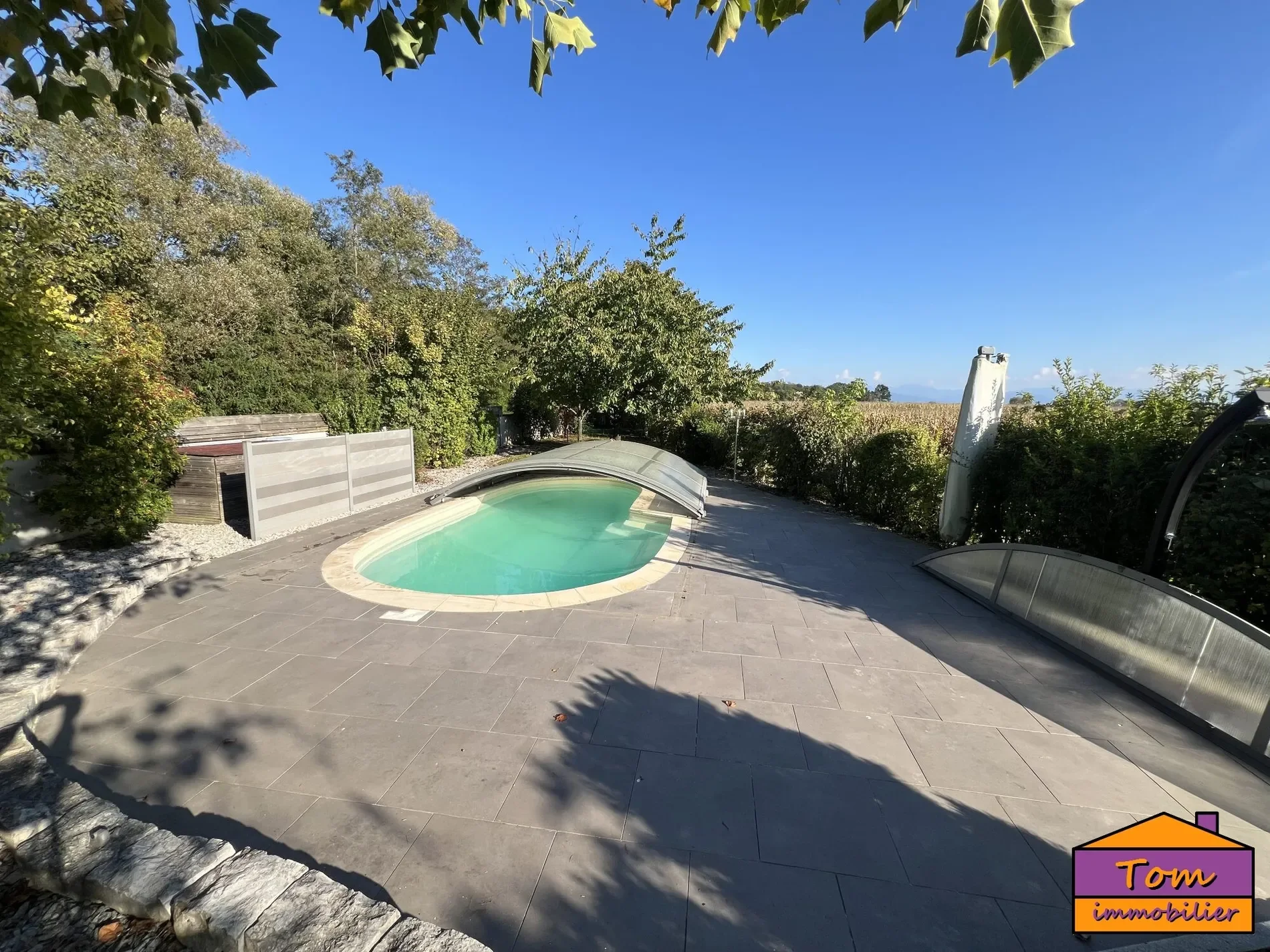 Exterior photo 5