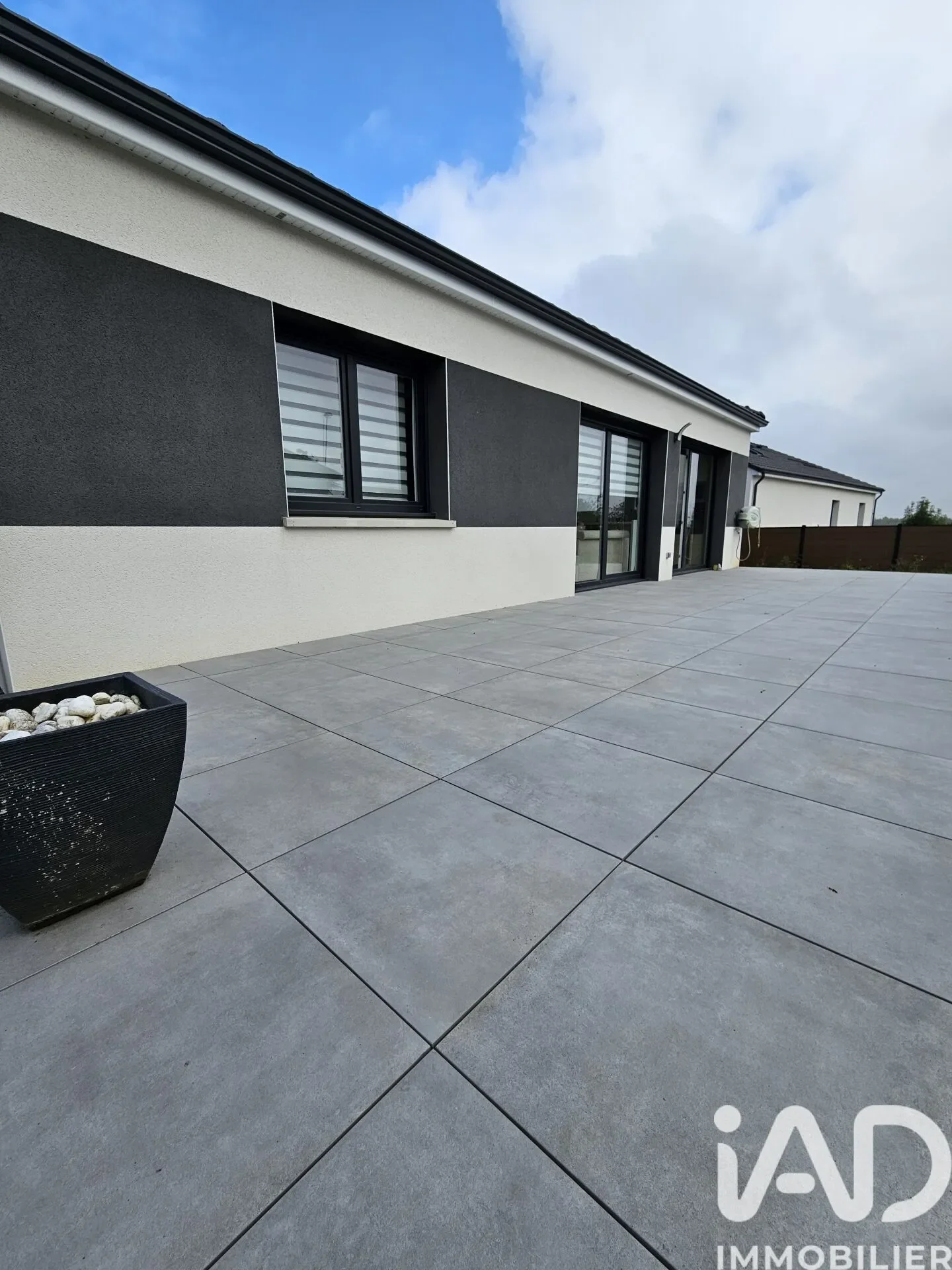 Exterior photo 2