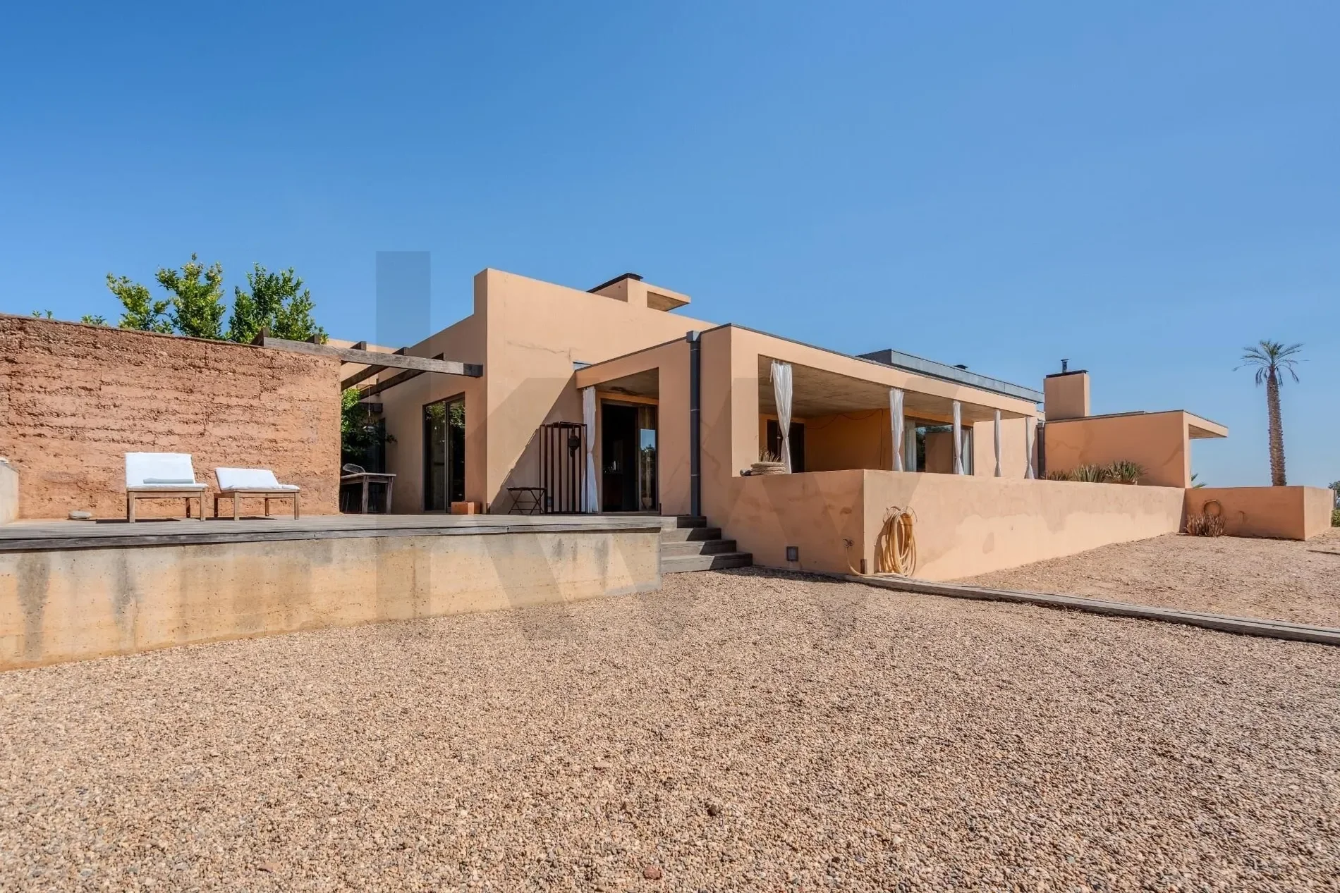 Exterior photo 2