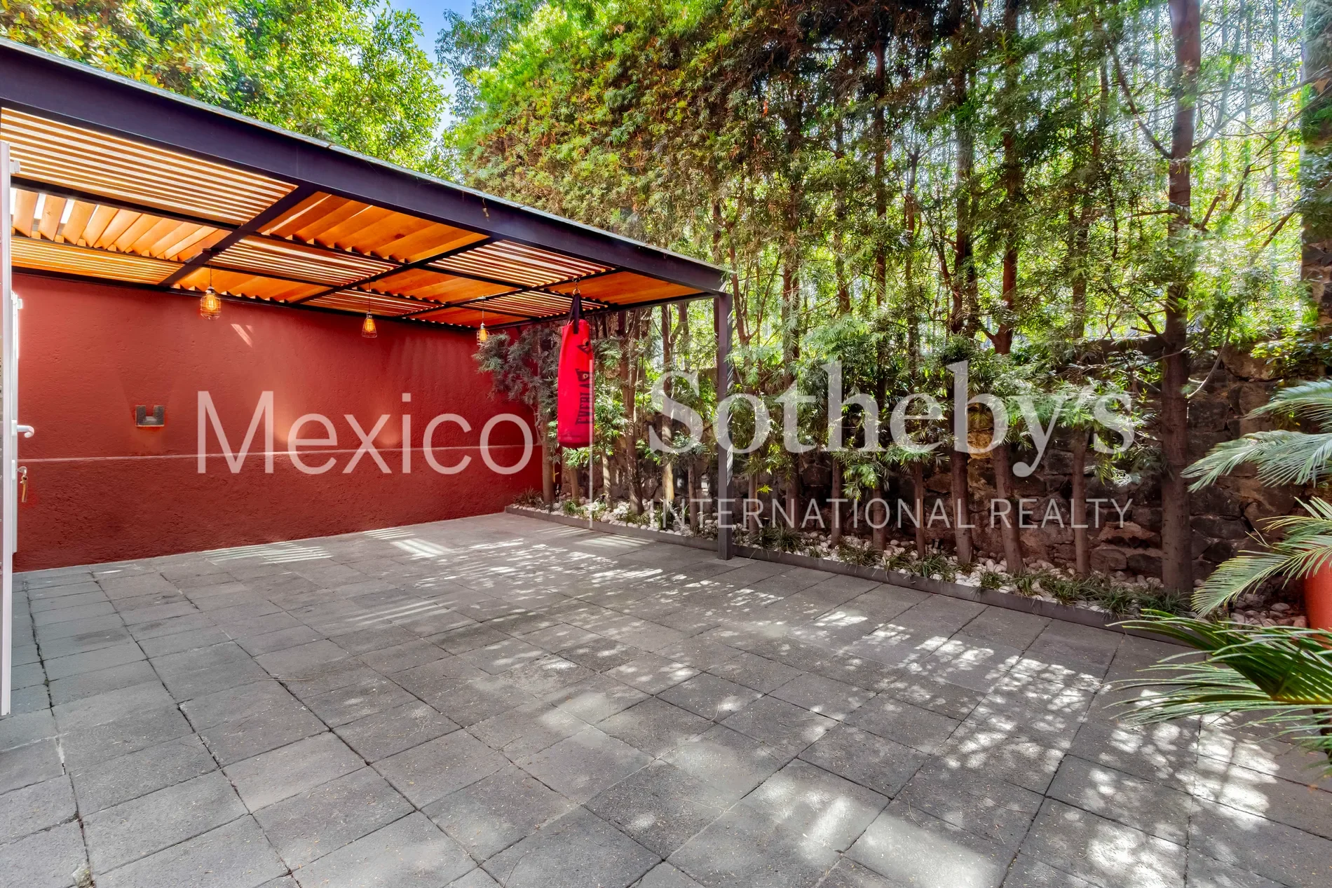 Exterior photo 2