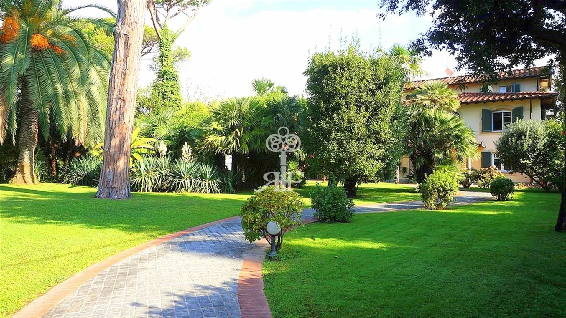 Exterior photo 2