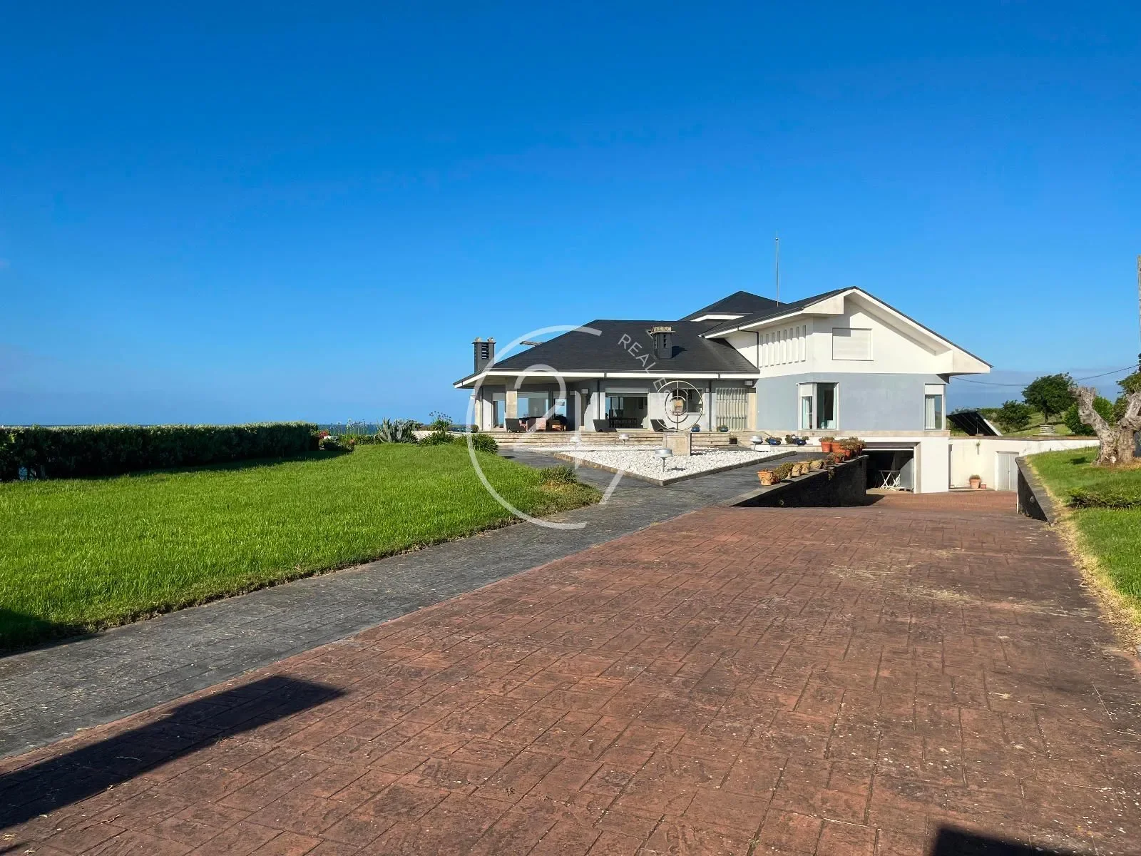 Exterior photo 6