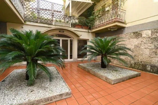 Exterior photo 4