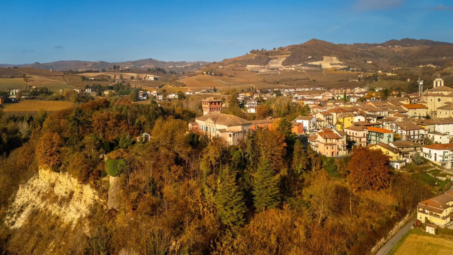 Piazza del castello 1, Bubbio, Piedmont, Italy. - Photo 23