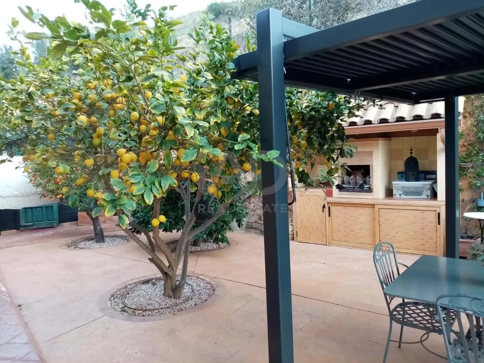 Exterior photo 4