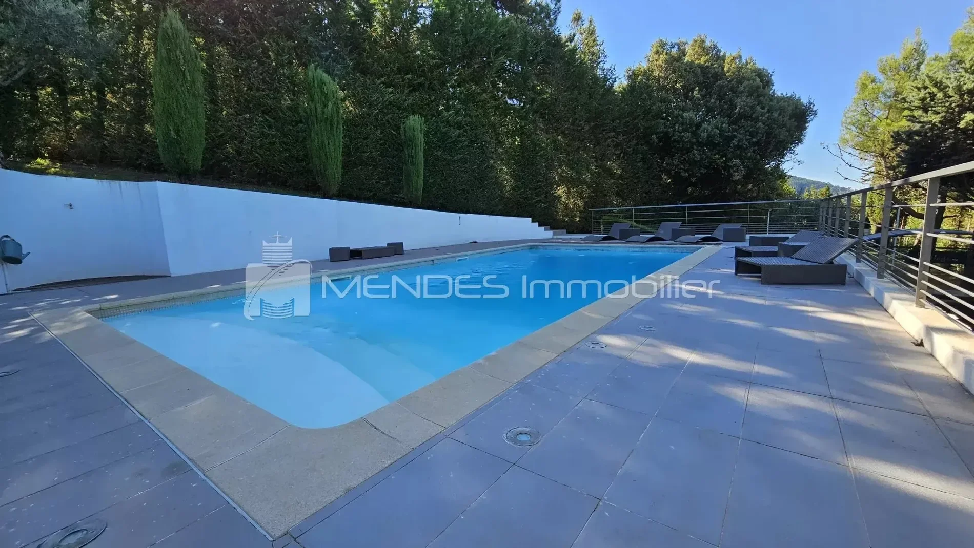 Exterior photo 4