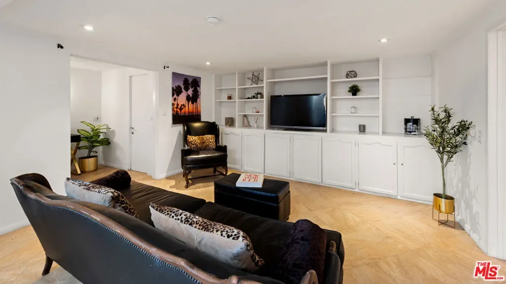 1790 Viewmont Drive, Los Angeles, California, United States. - Photo 25