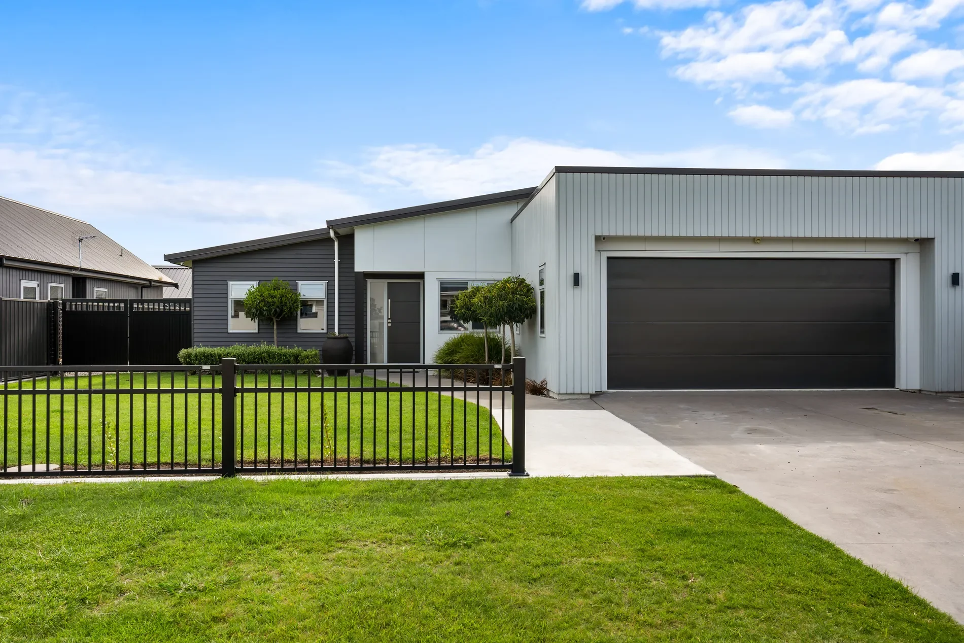 Exterior photo 6