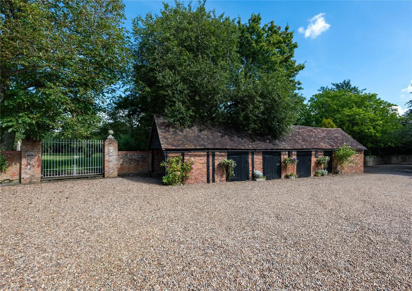 Exterior photo 12