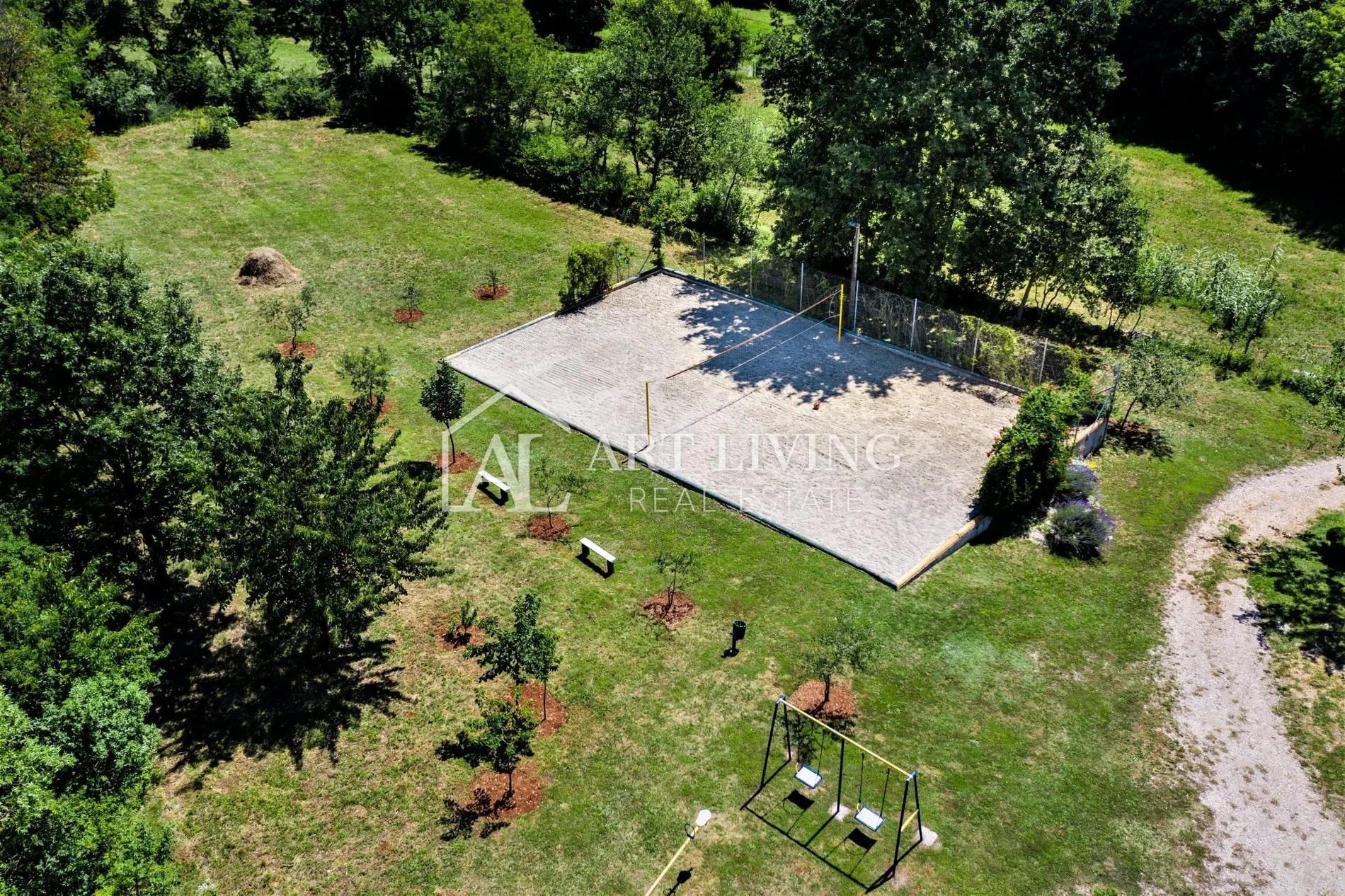 Exterior photo 3