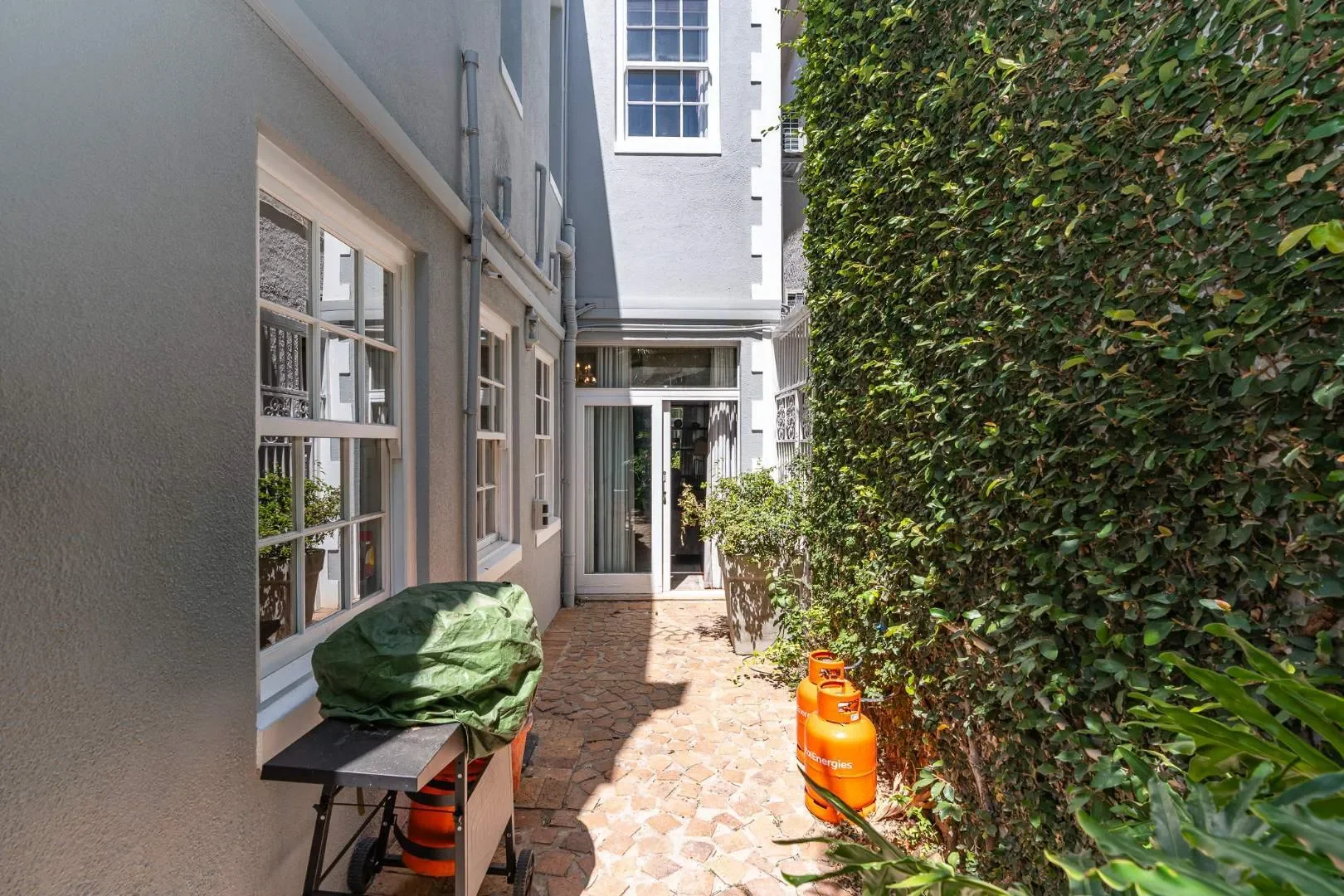 Exterior photo 7
