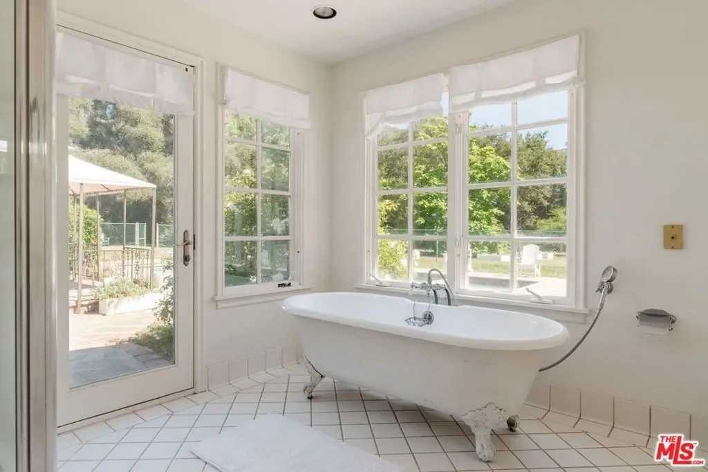 1520 Bonnell Drive, Topanga, California, United States. - Photo 8