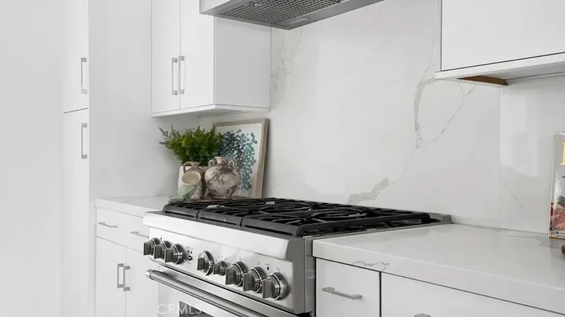 741 N Gramercy, Los Angeles, California, United States. - Photo 13