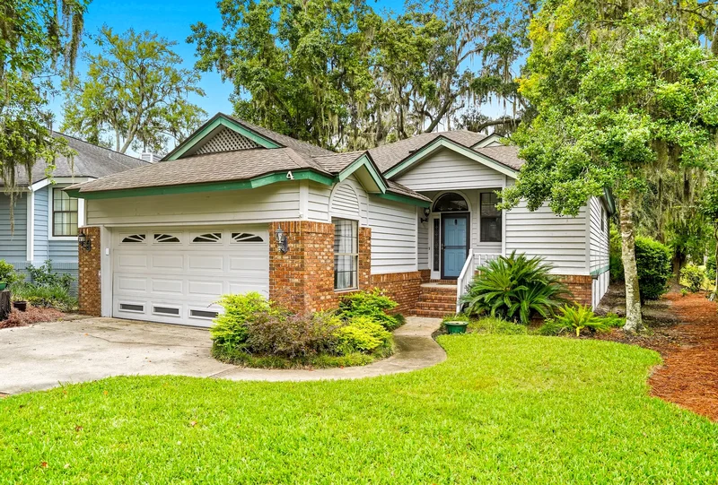 4 Bay Tree Court West