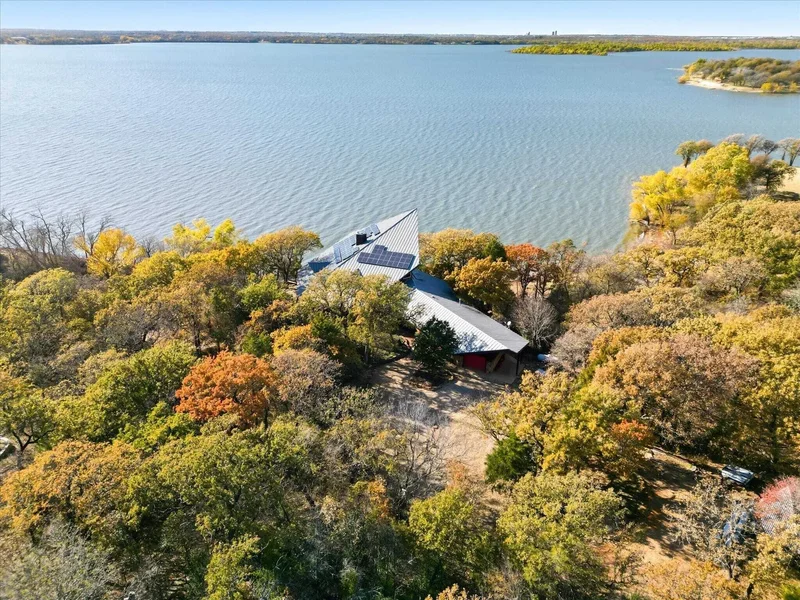 Lakefront Sanctuary with Unrivaled Panoramic Vistas