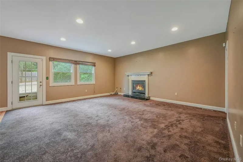 4 Skunk Hollow Road, Halesite, New York, United States. - Photo 16
