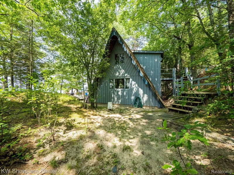 5146 LOWER SHORE Drive, West Traverse Twp, MI 49740, Wequetonsing, Michigan, United States. - Photo 32